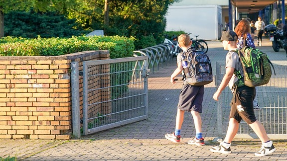 Schüler auf dem Weg zur Schule