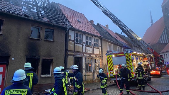 Die Feuerwehr löscht ein ausgebranntes Haus in der Innenstadt von Werben.