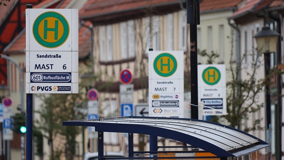 In Gardelegen stehen an der zentralen Bushaltestelle mehrere Haltestellenschilder