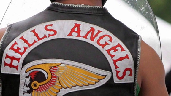 Ein Mann trägt eine Weste der Hells Angels