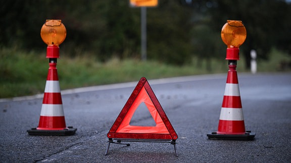  Strassensperrung aufgrund von umgefallenen Baeumen.