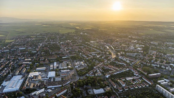 Luftbild von Halberstadt mit dem Harz im Hintergrund