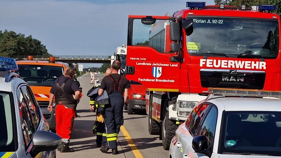 Einsatzkräfte und -fahrzeuge auf Autobahn