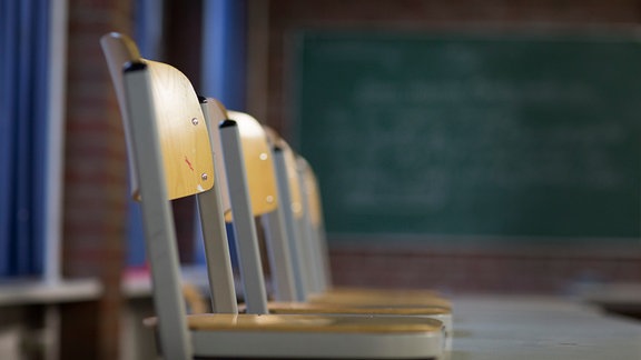 Hochgestellte Stühle in einem Klassenzimmer.