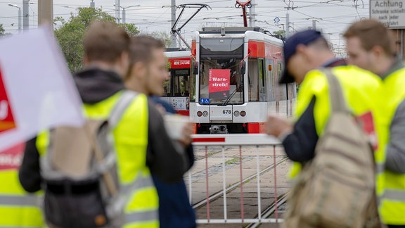 Ein Plakat mit der Aufschrift Warnstreik klebt auf der Frontscheibe einer Straßenbahn im Betriebshof der Halleschen Verkehrs AG (HAVAG) in Halle/Saale.