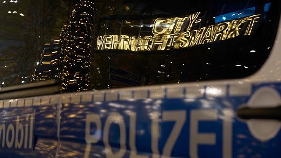 Spiegelung des Weihnachsmarktschriftzugs City-Weihnachtsmarkt 