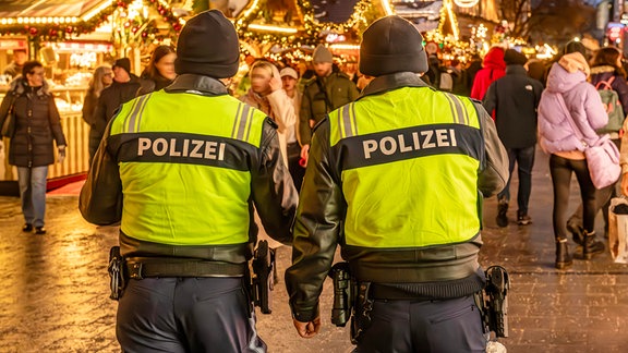 Polizeistreife auf dem Christkindlmarkt am Marienplatz