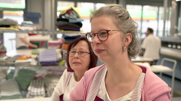 Blick in eine Produktionsstätte: Portrait zweier Frauen