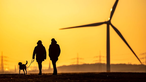 Spaziergänger vor Windrad