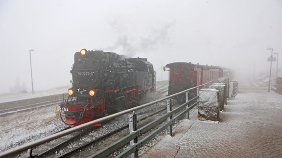 Ein Zug der Harzer Schmalspurbahnen GmbH rangiert auf dem Brocken. Frost und erste Schneeflocken bestimmen derzeit das Wetter auf dem Brocken.