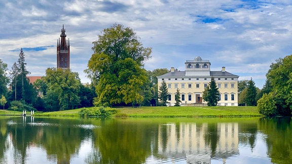 Wörlitzer Park mit Blick auf das Schloss Wörlitz und Kirche