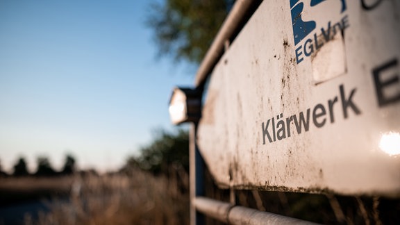 Auf einem Schild in der Nähe einer Landstraße steht die Aufschrift "Klärwerk"