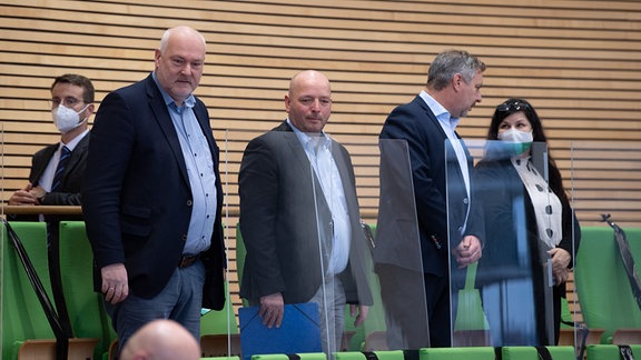 Die AfD-Landtagsabgeordneten Jörg Dornau (l-r), Thomas Prantl, Jens Oberhoffner und Doreen Schwietzer stehen zu Beginn der Sitzung auf der Zuschauertribüne des Landtags hinter Plexiglasscheiben. 