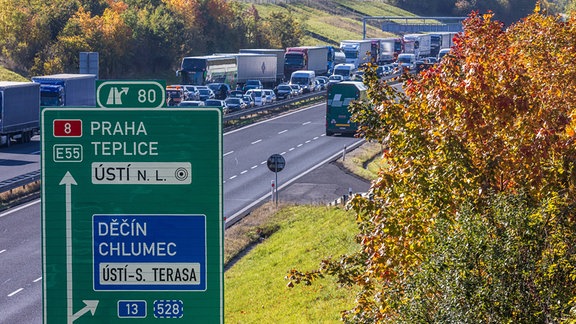 Stau auf der Autobahn D8 vor der deutschen Grenze in der Region Usti nad Labem, Tschechische Republik.