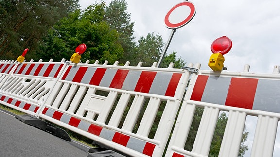 Symbolbild: Straßensperre an Baustelle