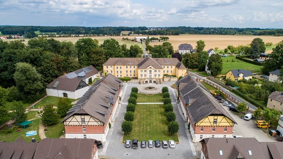 Gebäudeensemble in freier Landschaft