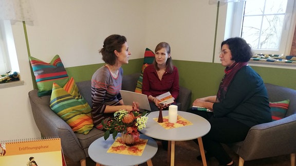 Die Hebammen Christina Schmole, Theresa Wocko und Hanka Paulik in ihrer neuen Praxis in Schweinerden.