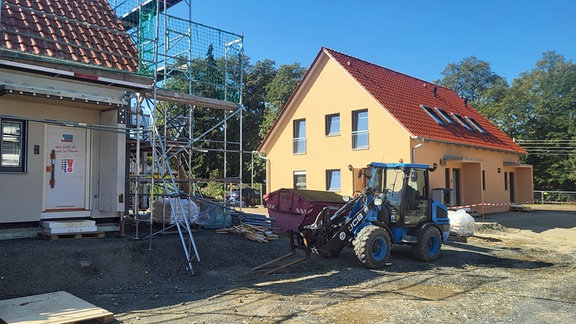 Radlader vor zwei Neubauten in Kamenz-Cunnersdorf 