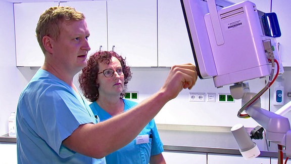 Zwei Mitarbeiter befinden sich in der Notaufnahme des St. Johannes Krankenhauses in Kamenz.