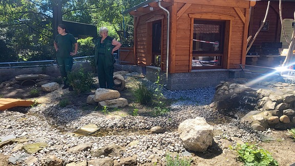 Zwei Frauen vor der Schildkrötenanlage im Tierpark Bischofswerda