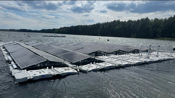 Photovoltaikmodule schwimmen auf dem Wasser.