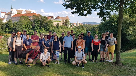 Gruppe posiert vor der Bautzner Altstadt.