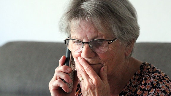 Seniorin, entsetzt am Telefon