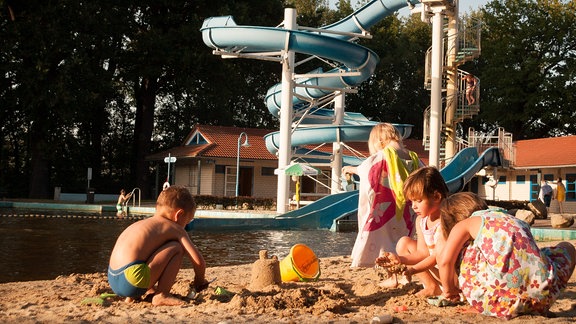 Der Sandstrand vor dem Nichtschwimmerbecken wird von Kindern liebend gern zum Burgenbau genutzt.