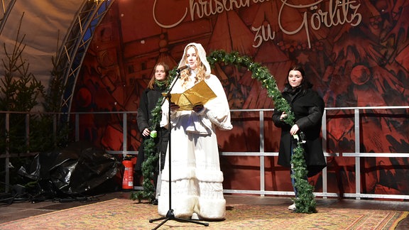 Christkindel und Lichtbogenträgerinnen auf der Bühne