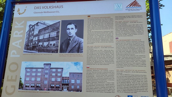 Eine Tafel mit Texten und Fotos: "Das Volkshaus"