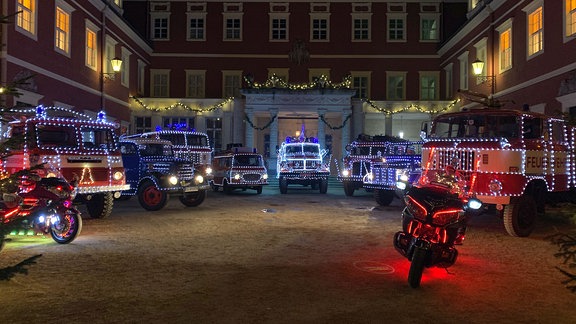 Die Weihnachtsfeuerwehr 2021 vor dem Neuen Schloss in Bad Muskau.