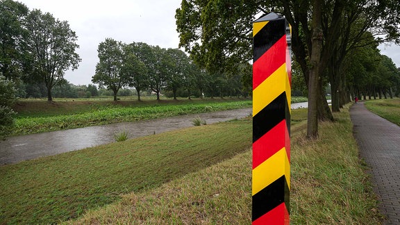 Ein deutscher Grenzpfahl steht in Zittau am Ufer der Neiße