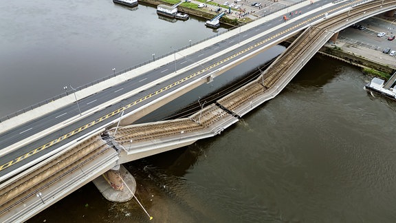 Teile der Carolabrücke über der Elbe sind eingestürzt, dahinter ist die Staatskanzlei zu sehen. (Luftaufnahme mit Drohne)