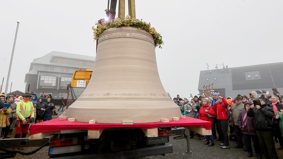 Zahlreiche Besucher beobachten die Anlieferung der neuen Friedensglocke für den Fichtelberg zur Weihe der neuen bronzenen Friedensglocke auf dem Fichtelberg.