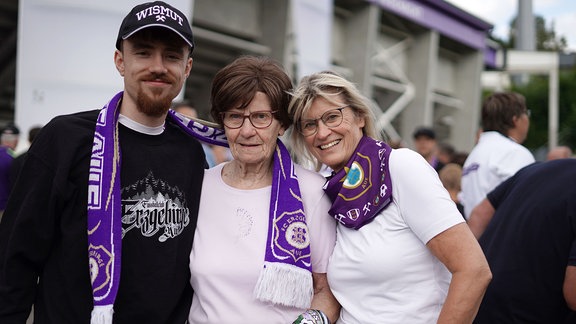 Fussballfans posieren für Foto.