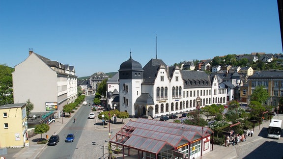 Die vermehrten Fälle von Kriminalität im Zentrum der Stadt Aue-Bad Schlema sollen eingedämmt werden. Sowohl die Polizei als auch ein privater Sicherheitsdienst nehmen vor allem einen Platz unter verstärkte Aufsicht.