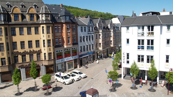 Die vermehrten Fälle von Kriminalität im Zentrum der Stadt Aue-Bad Schlema sollen eingedämmt werden. Sowohl die Polizei als auch ein privater Sicherheitsdienst nehmen den Postplatz unter verstärkte Aufsicht.