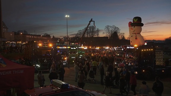 In Annaberg-Buchholz ist ein großes Lichterfest mit rund 100 geschmückten Trucks und Lkws gefeiert worden.