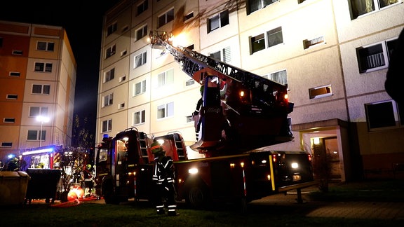 Bei einem Brand in Zwönitz musste die Feuerwehr die Mieter retten.