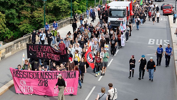 Demonstranten tragen Transparente auf einer Demonstration. 