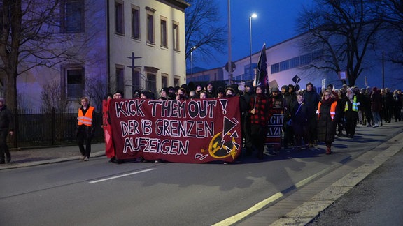 Eine Demo mit Banner am Abend