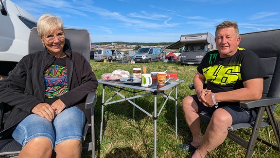 Eine Frau und ein Mann auf dem Campingplatz am Ankerberg