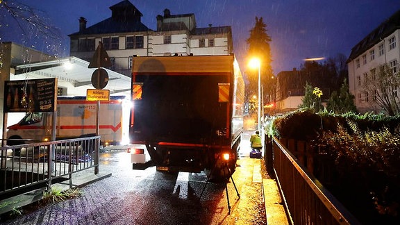 Blinder Fußgänger von Lkw überrollt