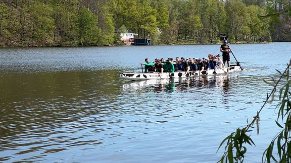 Ein Drachenboot auf der Talsperre Kriebstein in voller Fahrt.