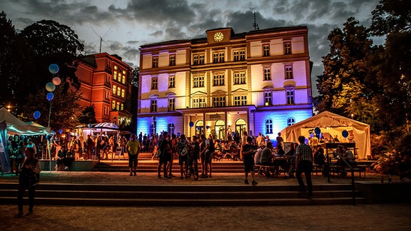 Studenten abends bei einer Veranstaltung an einer Hochschule