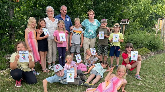 Kinder und Senioren auf einer Wiese