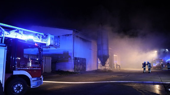 Die Feuerwehr bei Löscharbeiten