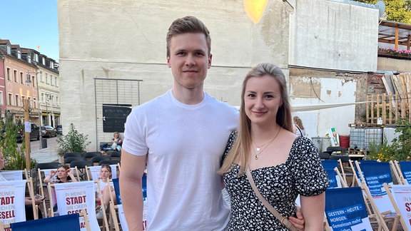 Ein Mann und eine Frau beim Taylor-Swift-Gottesdienst in Mittweida.