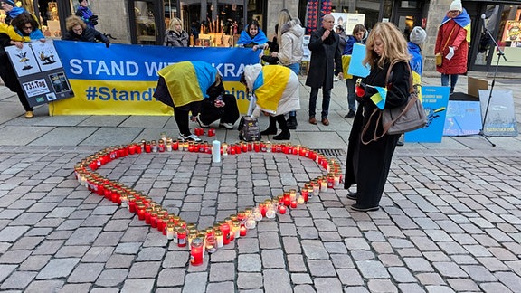 Am  2. Jahrestag des Angriffs Russlands auf die Ukraine  rief die AG Ukraine- Chemnitz-Europa zu einer Kundgebung  auf den Markt vor dem Rathaus auf.  Das Thema lautet:"Ukraine: 2 Jahre Unbesiegbarkeit, 10 Jahre Widerstand gegen die russische Aggression".