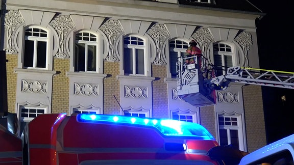 Feuerwehreinsatz vor einem Wohnhaus in Plauen